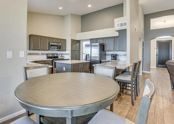 Holiday home Game & Backyard Oasis: Group Getaway Avondale