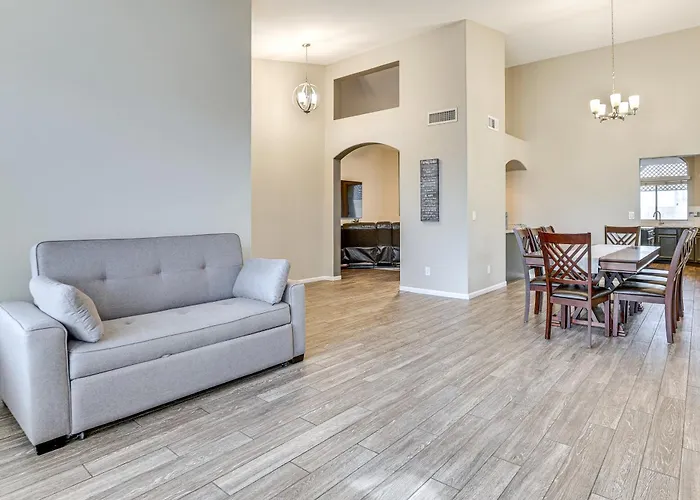Holiday home Game & Backyard Oasis: Group Getaway Avondale