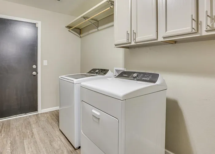 Game & Backyard Oasis: Group Getaway Holiday home Avondale