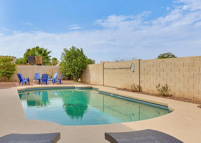 Holiday home Game & Backyard Oasis: Group Getaway Avondale