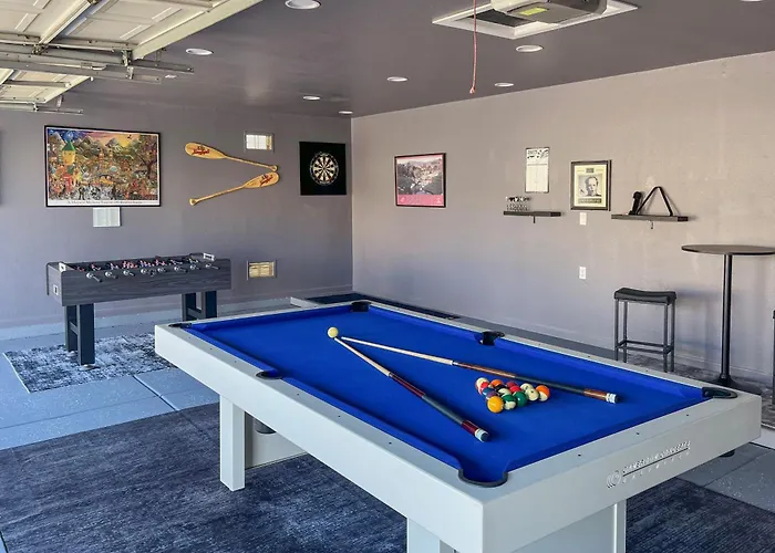 Game & Backyard Oasis: Group Getaway Holiday home Avondale